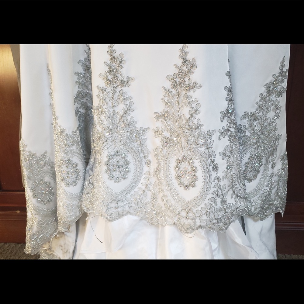 White Gown / Wedding Dress - Picture 5 of 8